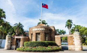 Cổng chính National Taiwan University với quốc kỳ Đài Loan