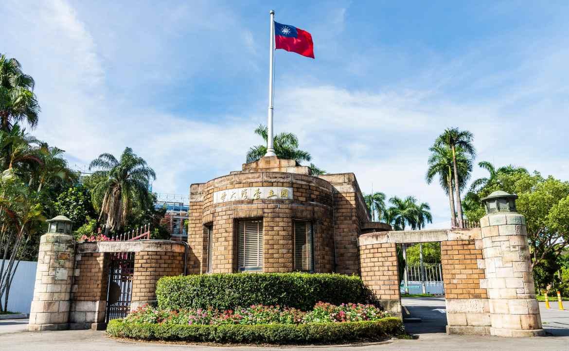 Cổng chính National Taiwan University với quốc kỳ Đài Loan