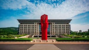 Khuôn viên Đại học Tế Nam với tượng biểu tượng màu đỏ