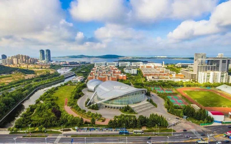 Quảng trường và tượng đài Đại học Dầu khí Trung Quốc Hoa Đông tại Thanh Đảo