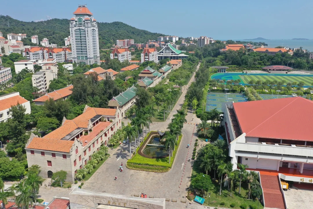 Toàn cảnh khuôn viên Đại học Hạ Môn bên bờ biển